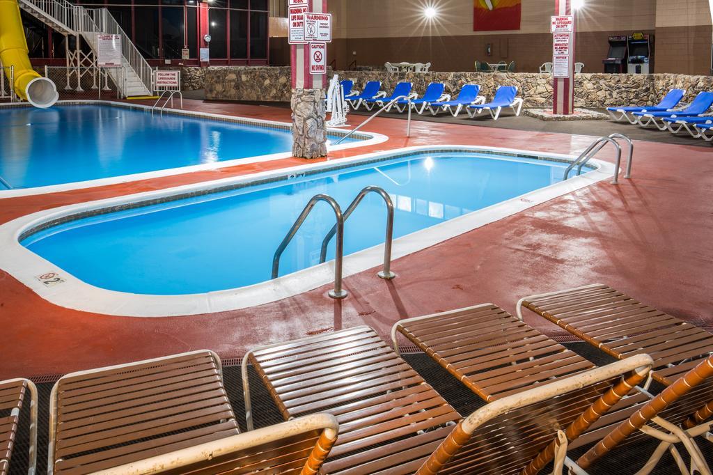 Ramada By Wyndham Medford Hotel & Conference Center Zewnętrze zdjęcie