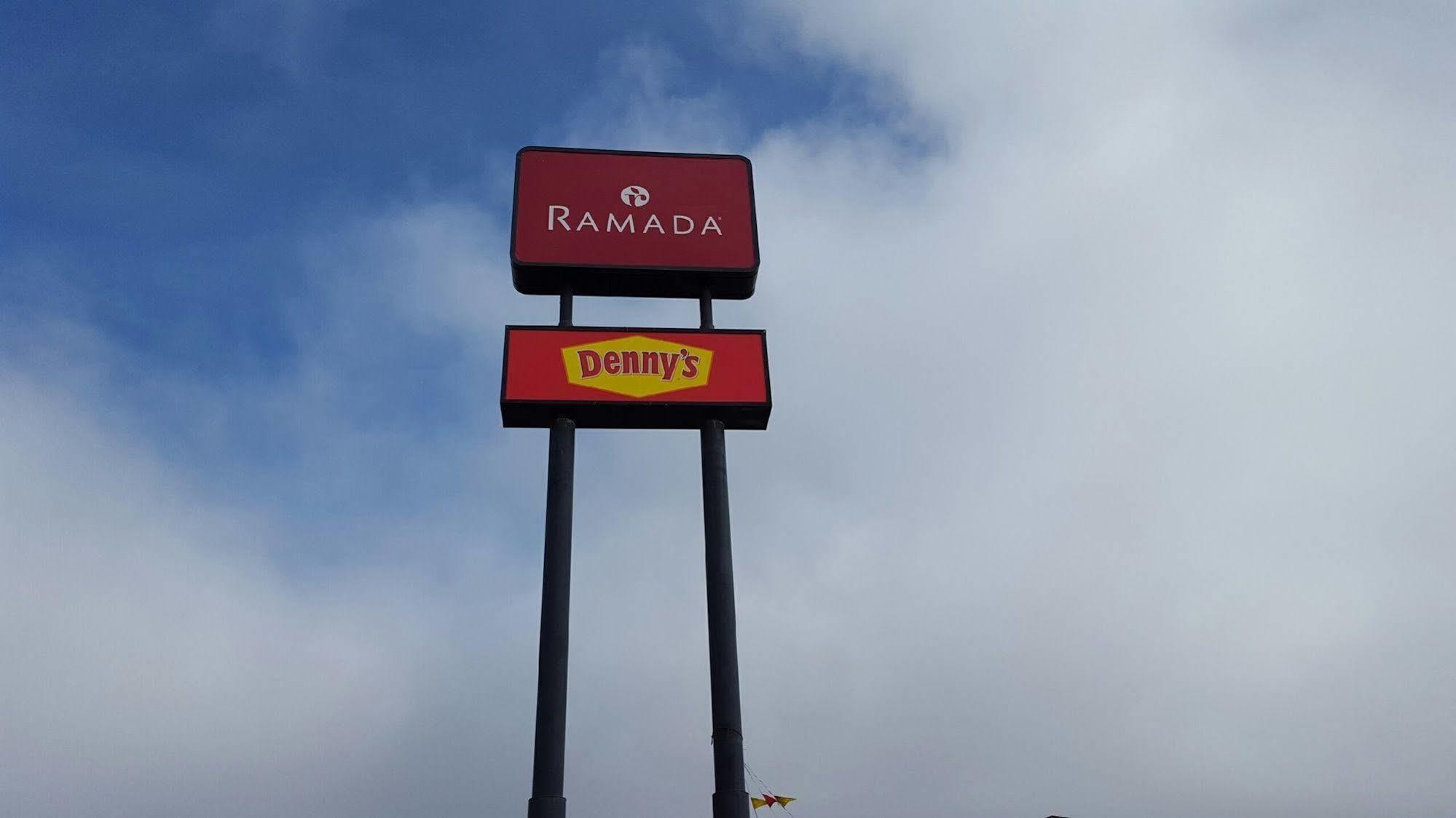 Ramada By Wyndham Medford Hotel & Conference Center Zewnętrze zdjęcie