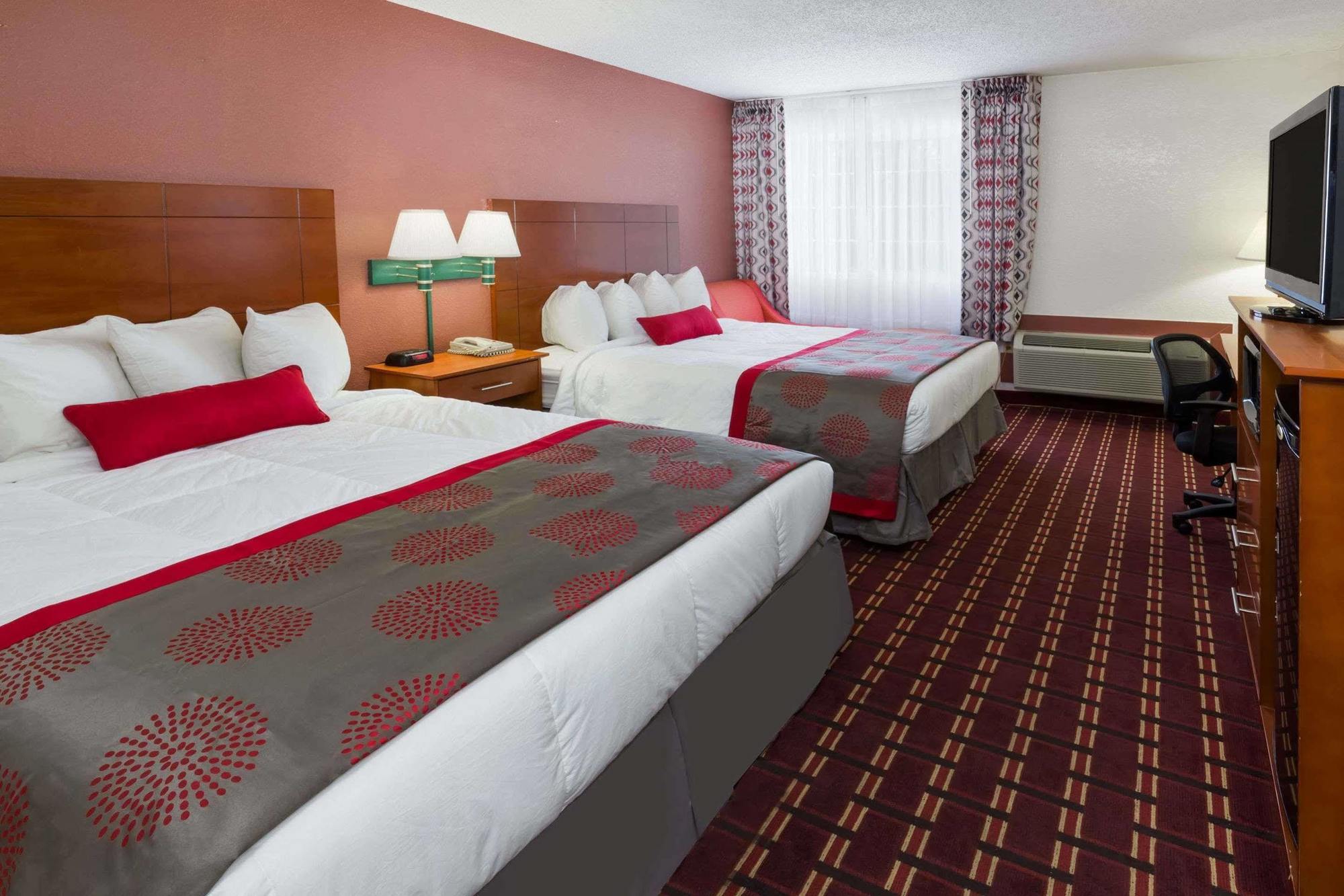 Ramada By Wyndham Medford Hotel & Conference Center Zewnętrze zdjęcie