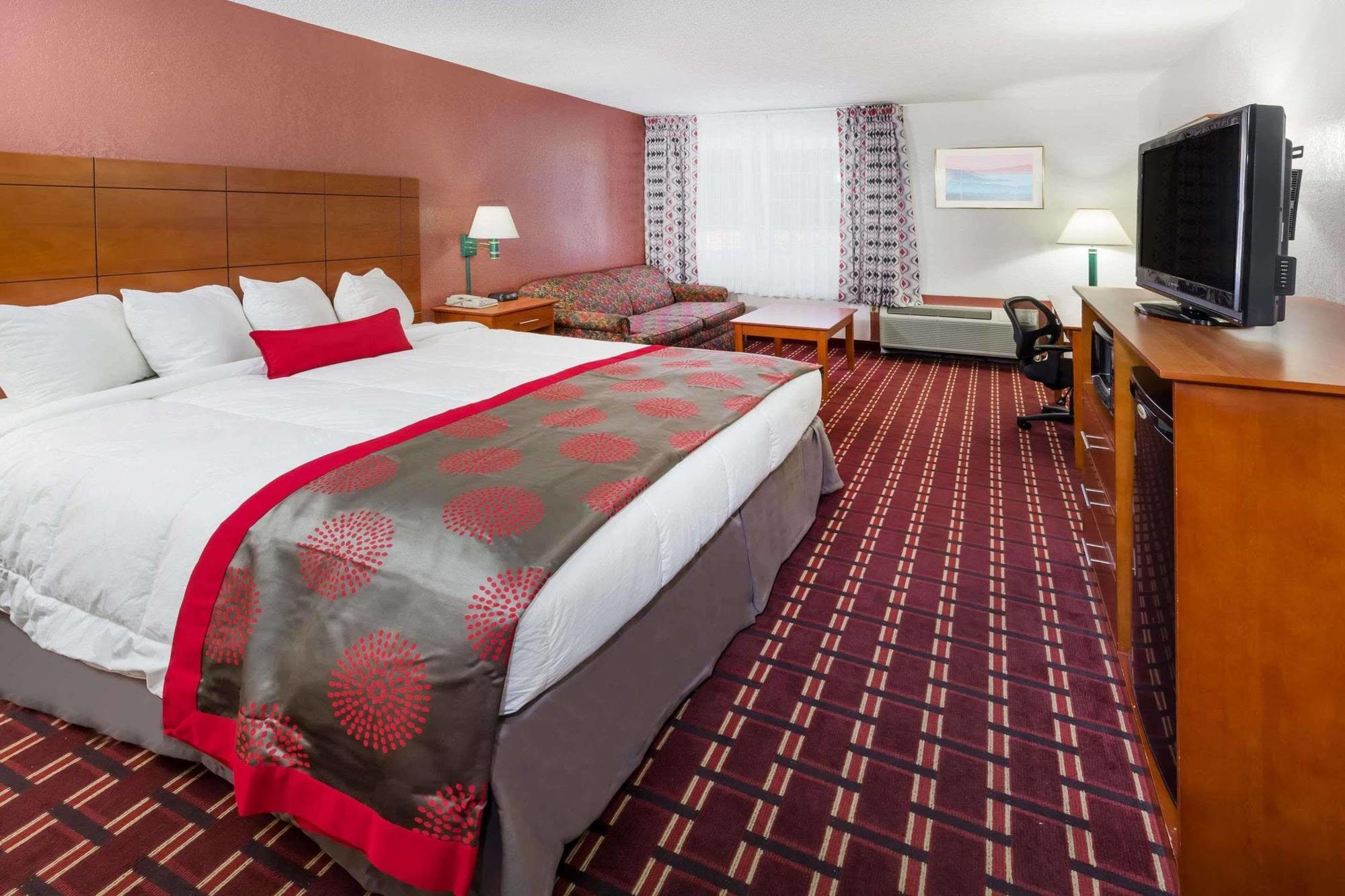 Ramada By Wyndham Medford Hotel & Conference Center Zewnętrze zdjęcie