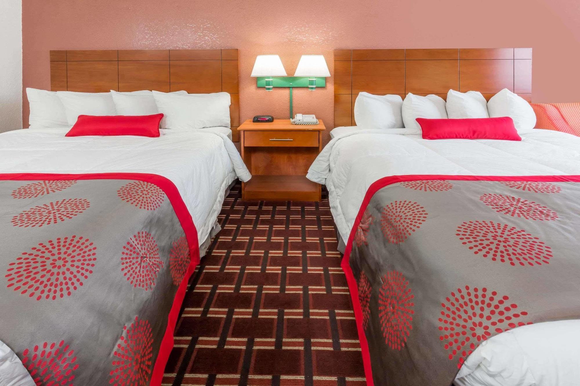 Ramada By Wyndham Medford Hotel & Conference Center Zewnętrze zdjęcie