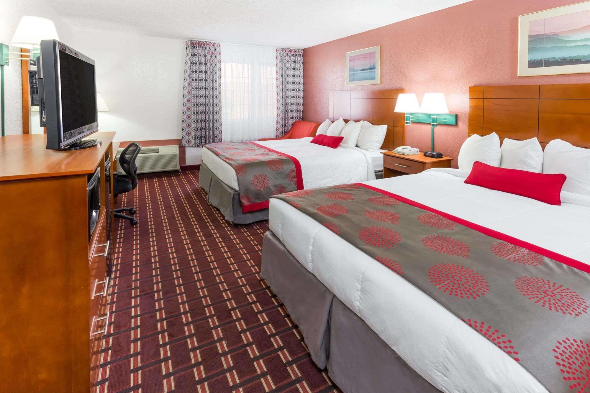 Ramada By Wyndham Medford Hotel & Conference Center Zewnętrze zdjęcie