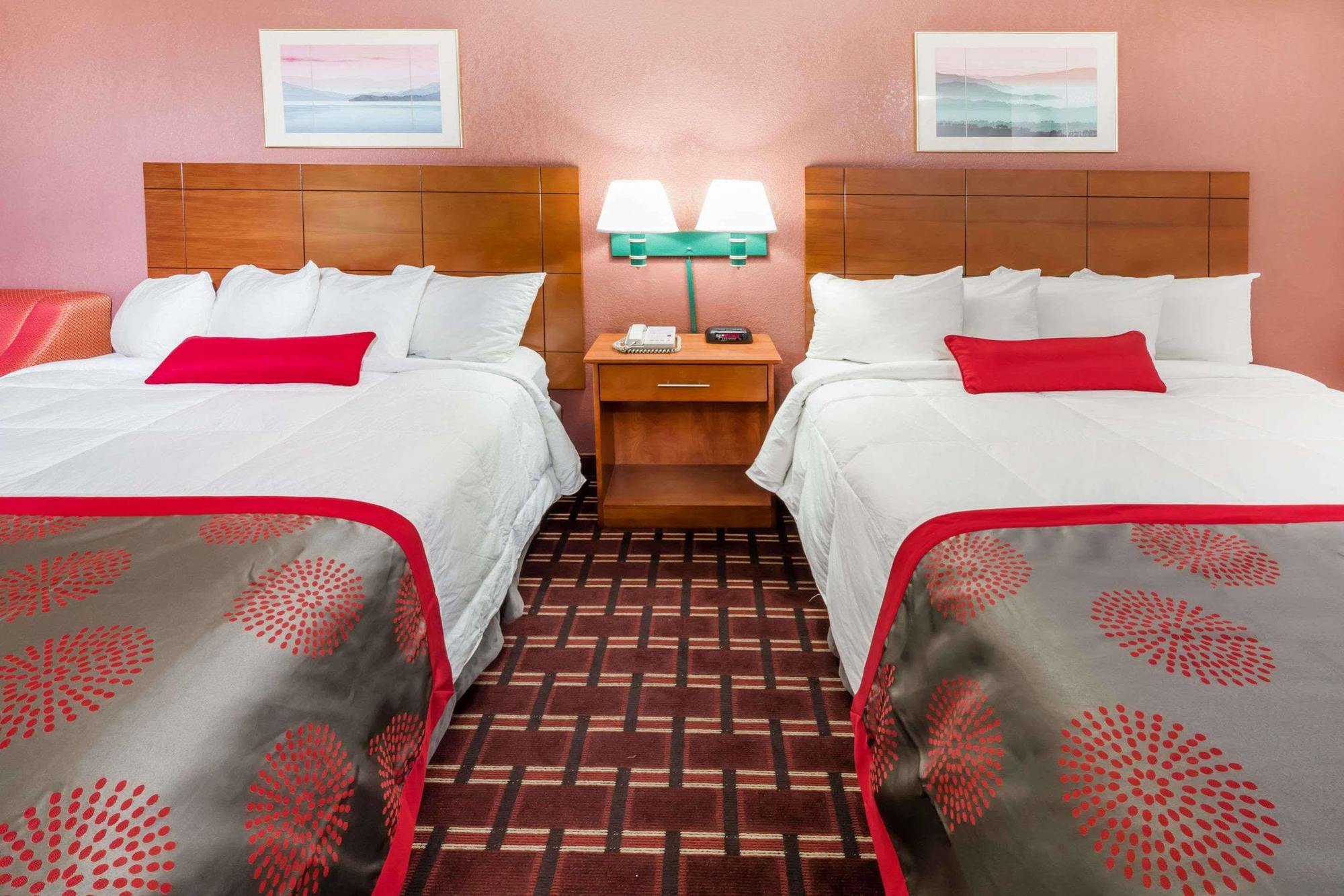 Ramada By Wyndham Medford Hotel & Conference Center Zewnętrze zdjęcie