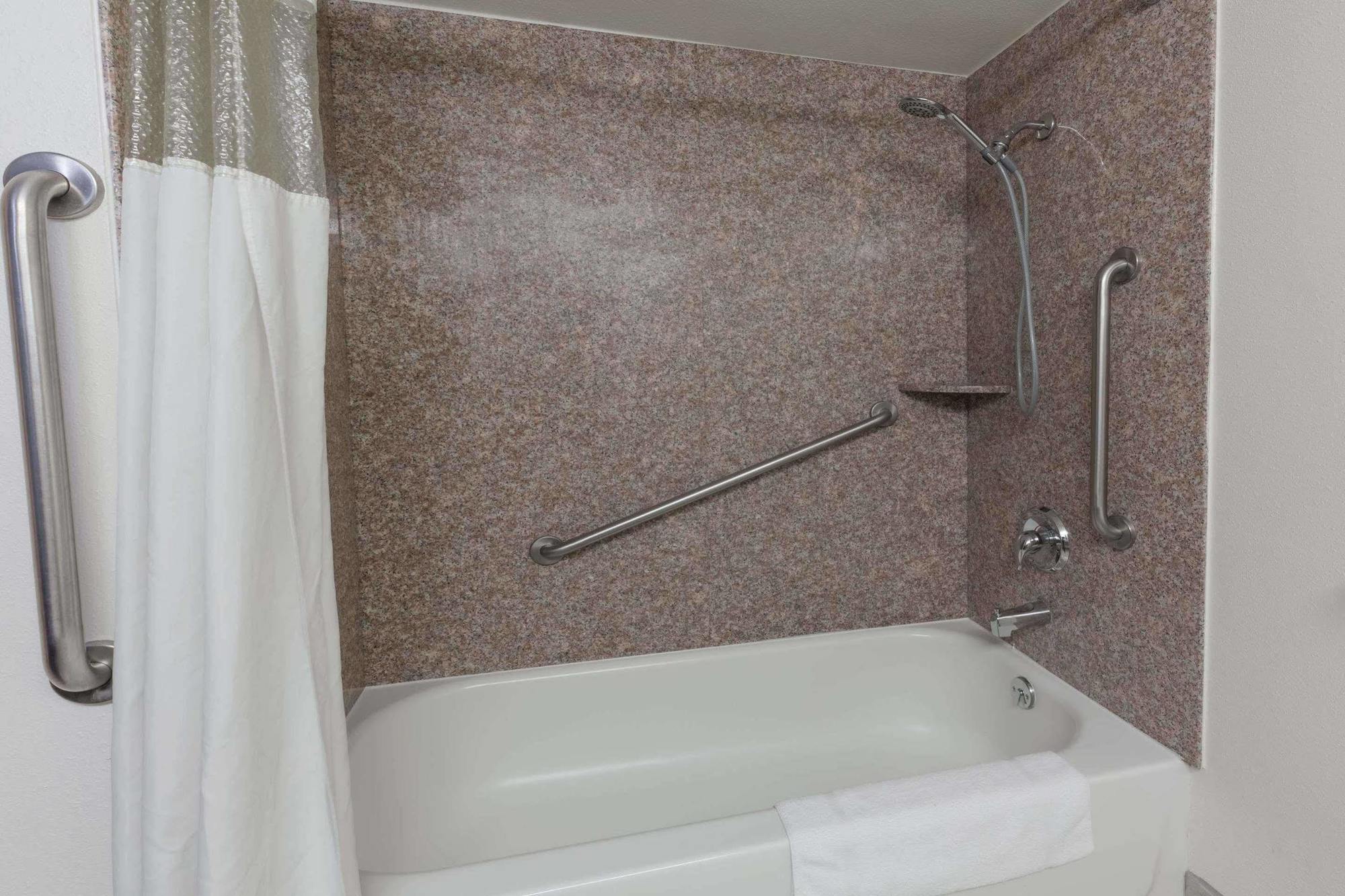 Ramada By Wyndham Medford Hotel & Conference Center Zewnętrze zdjęcie