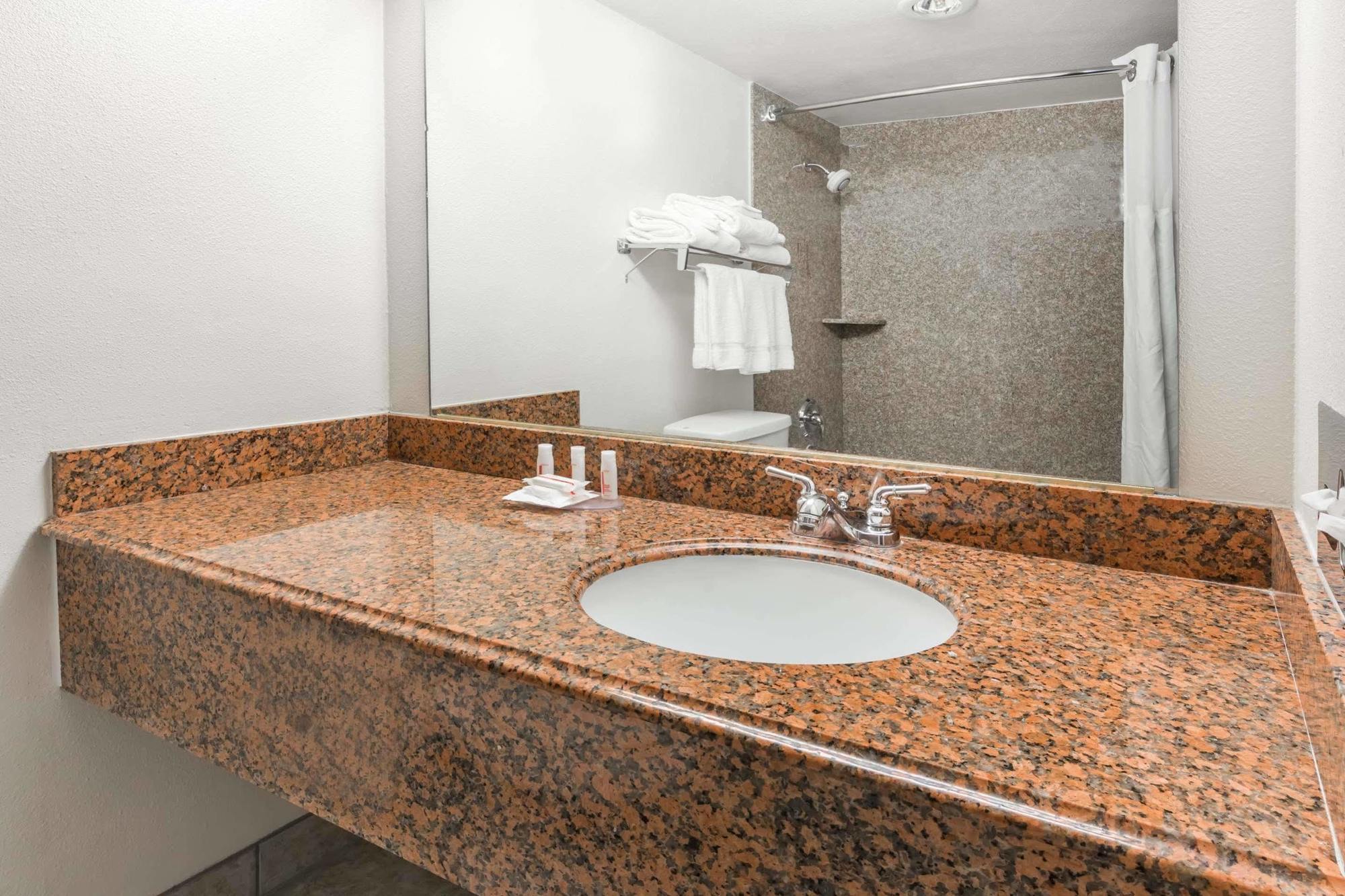 Ramada By Wyndham Medford Hotel & Conference Center Zewnętrze zdjęcie