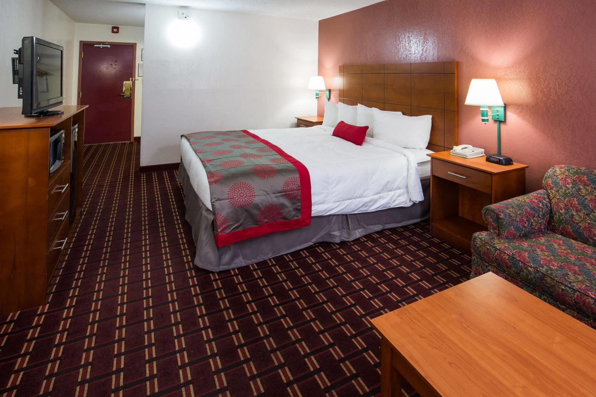 Ramada By Wyndham Medford Hotel & Conference Center Zewnętrze zdjęcie
