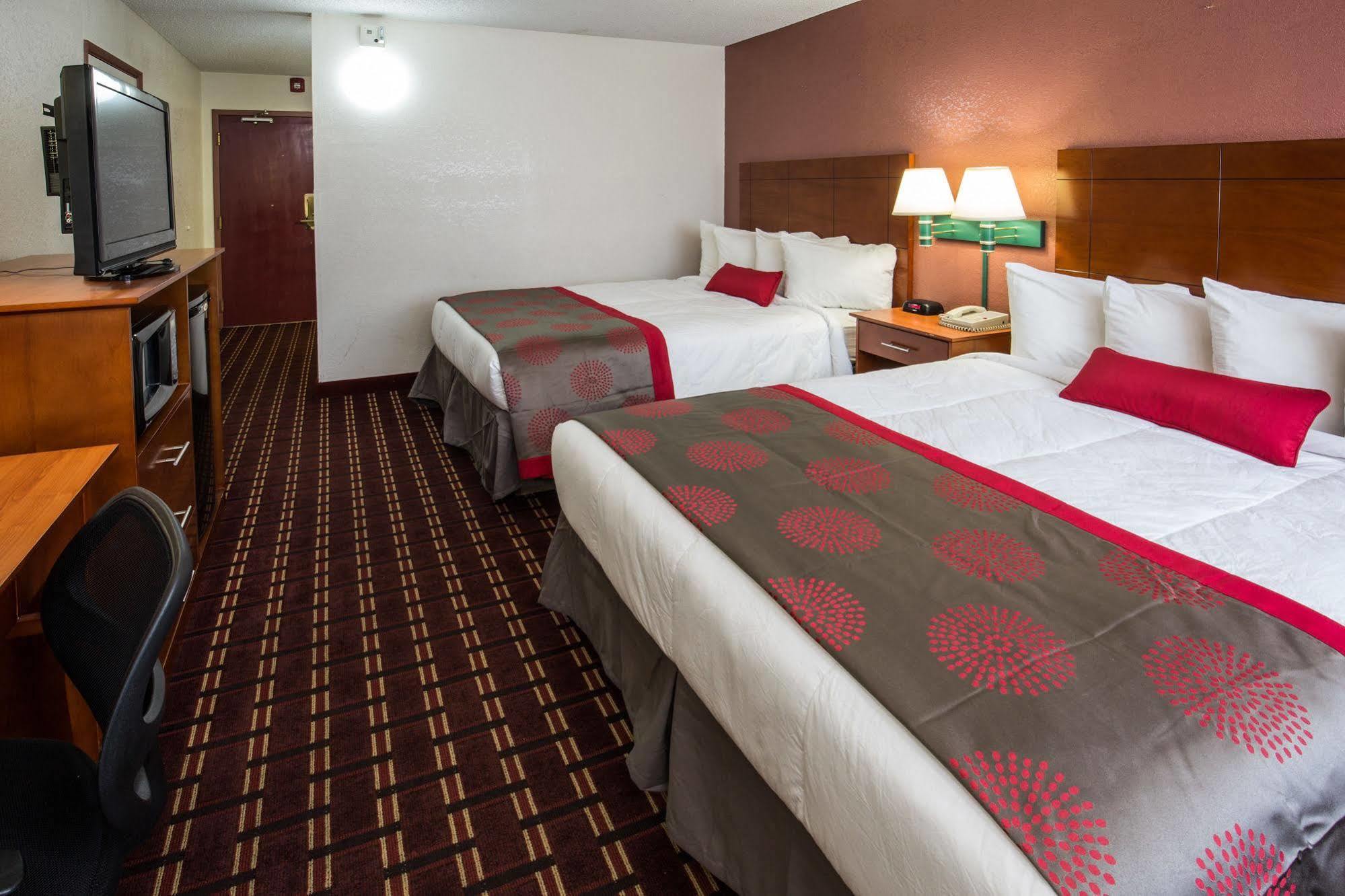 Ramada By Wyndham Medford Hotel & Conference Center Zewnętrze zdjęcie