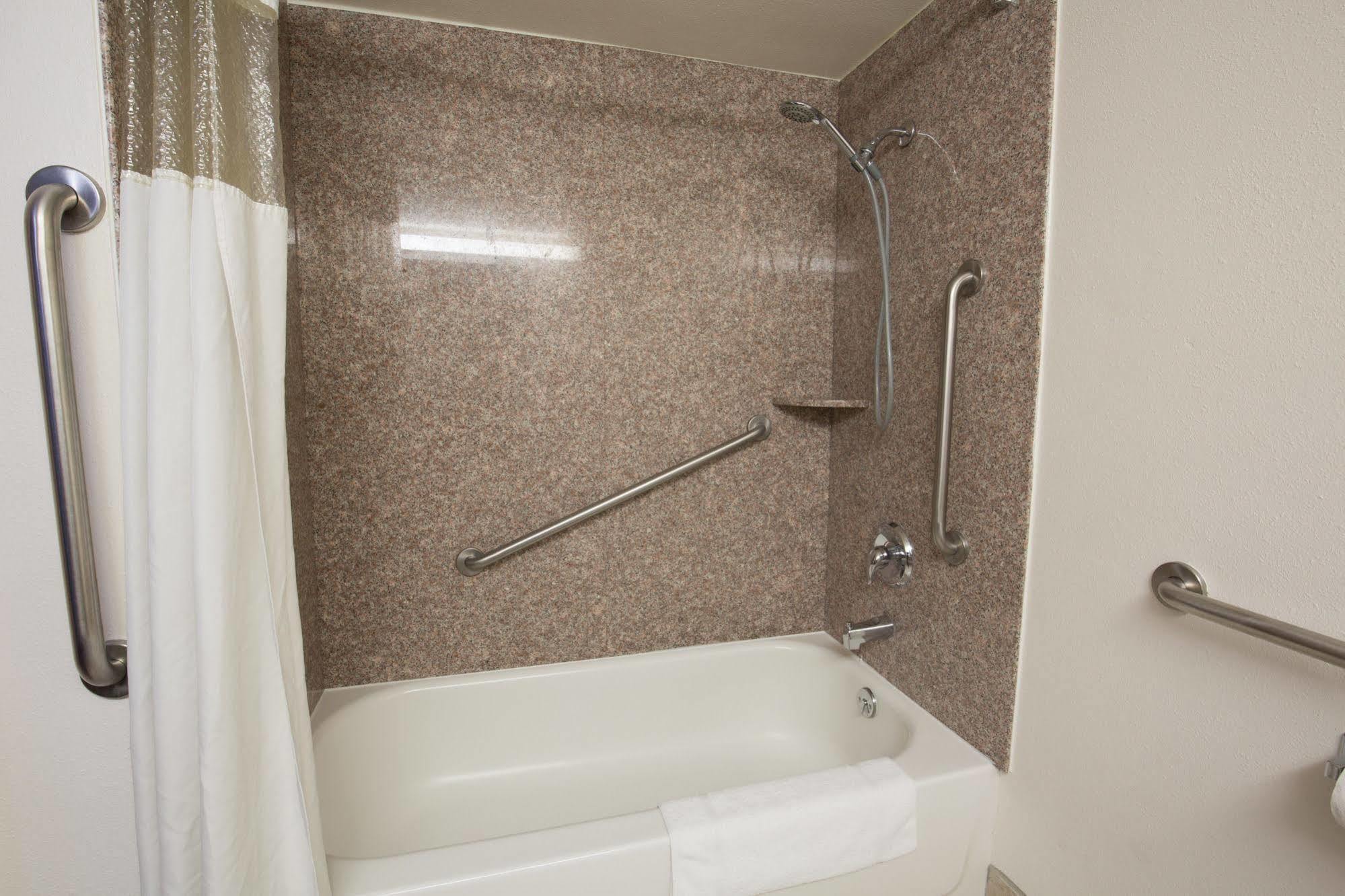 Ramada By Wyndham Medford Hotel & Conference Center Zewnętrze zdjęcie