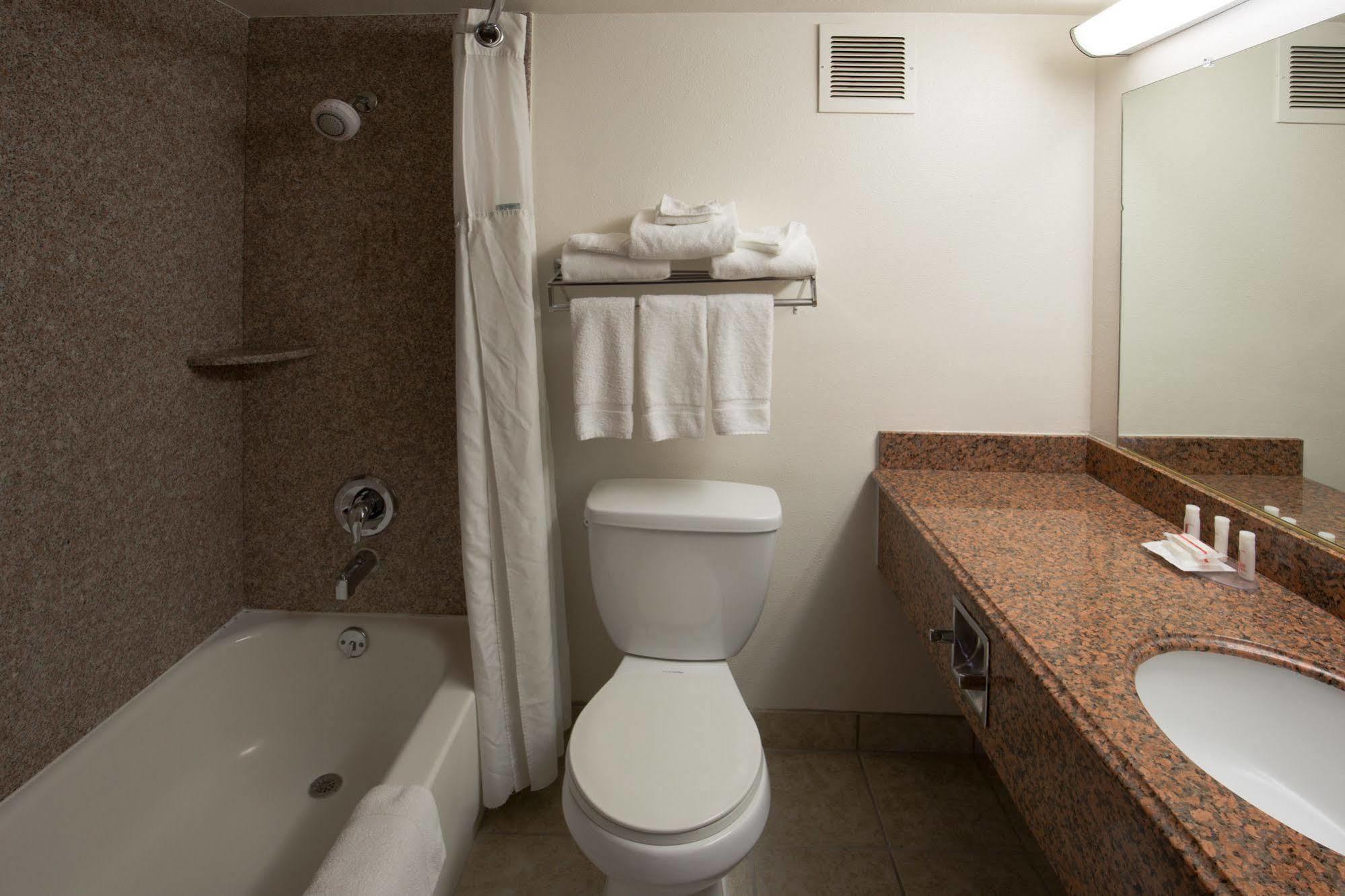Ramada By Wyndham Medford Hotel & Conference Center Zewnętrze zdjęcie