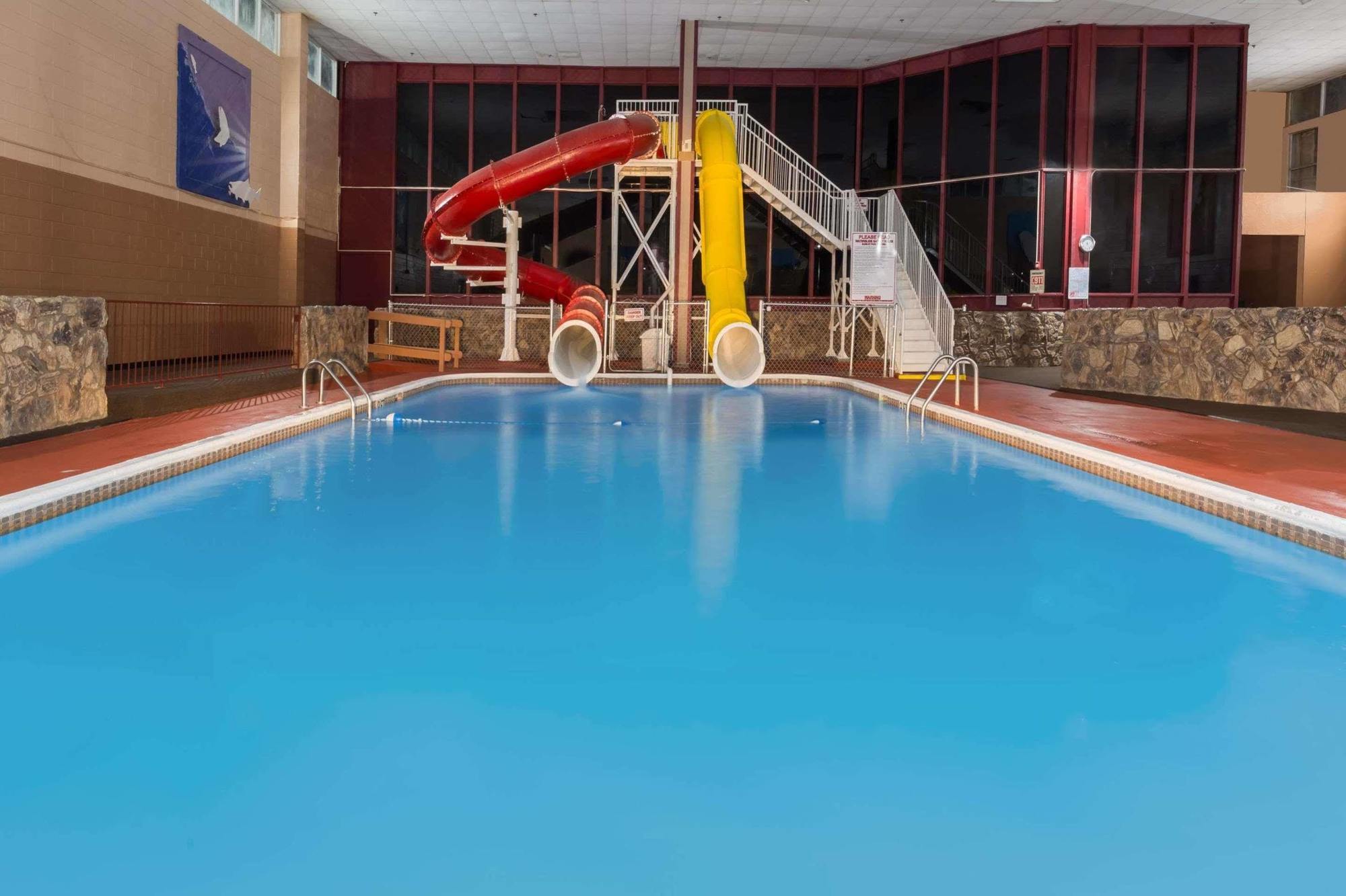 Ramada By Wyndham Medford Hotel & Conference Center Zewnętrze zdjęcie