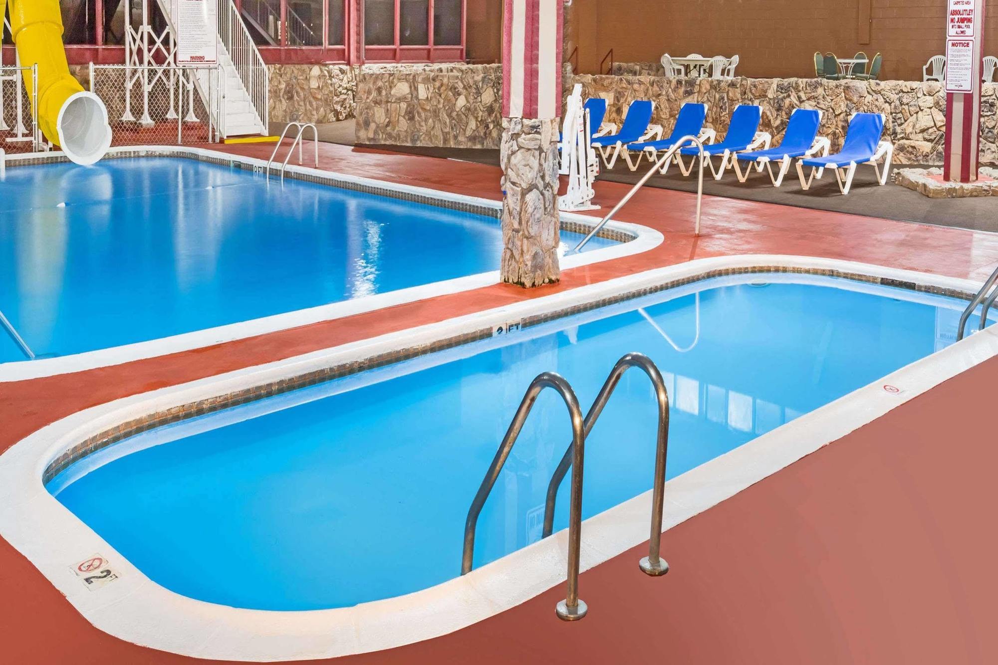 Ramada By Wyndham Medford Hotel & Conference Center Zewnętrze zdjęcie