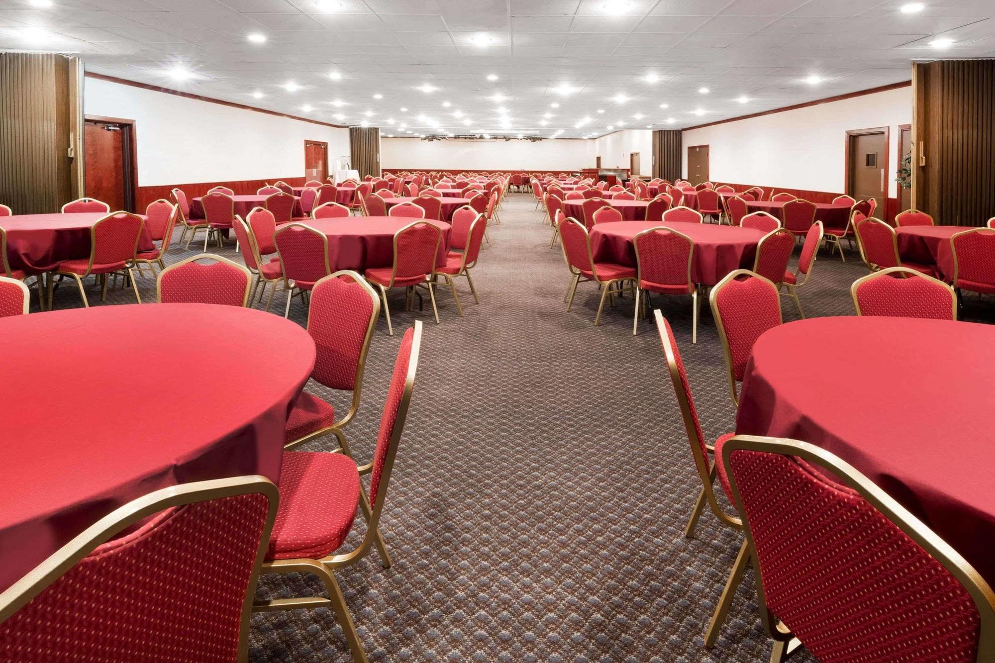 Ramada By Wyndham Medford Hotel & Conference Center Zewnętrze zdjęcie