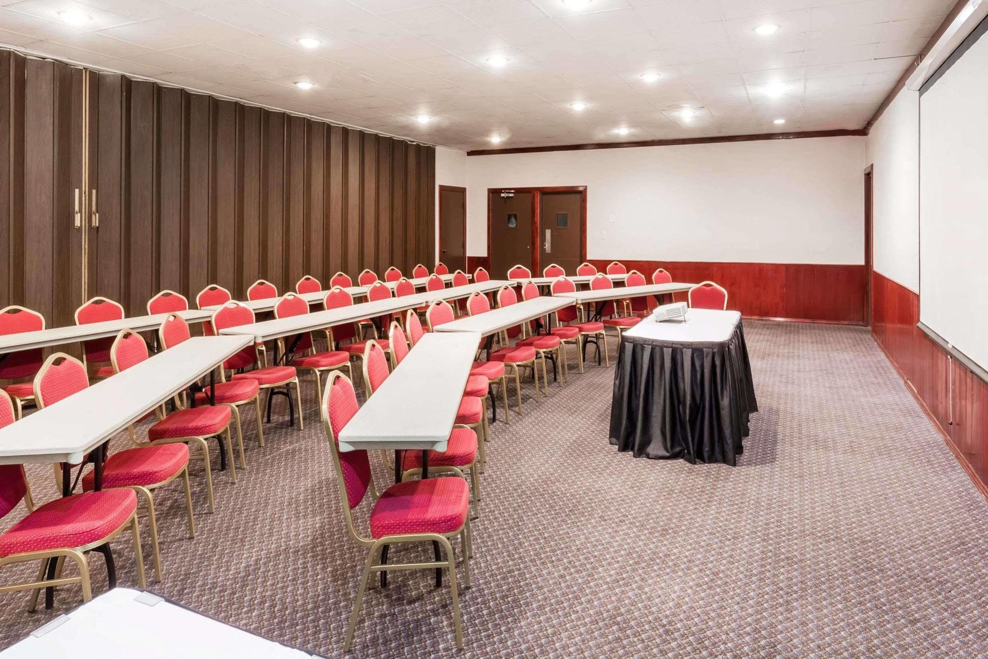 Ramada By Wyndham Medford Hotel & Conference Center Zewnętrze zdjęcie