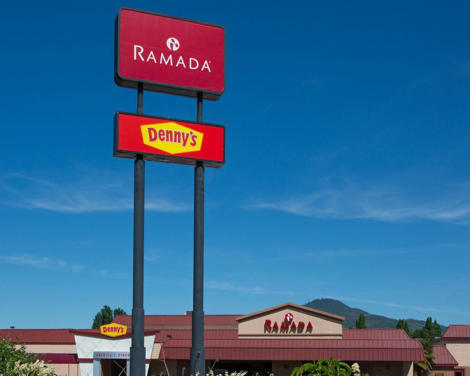 Ramada By Wyndham Medford Hotel & Conference Center Zewnętrze zdjęcie