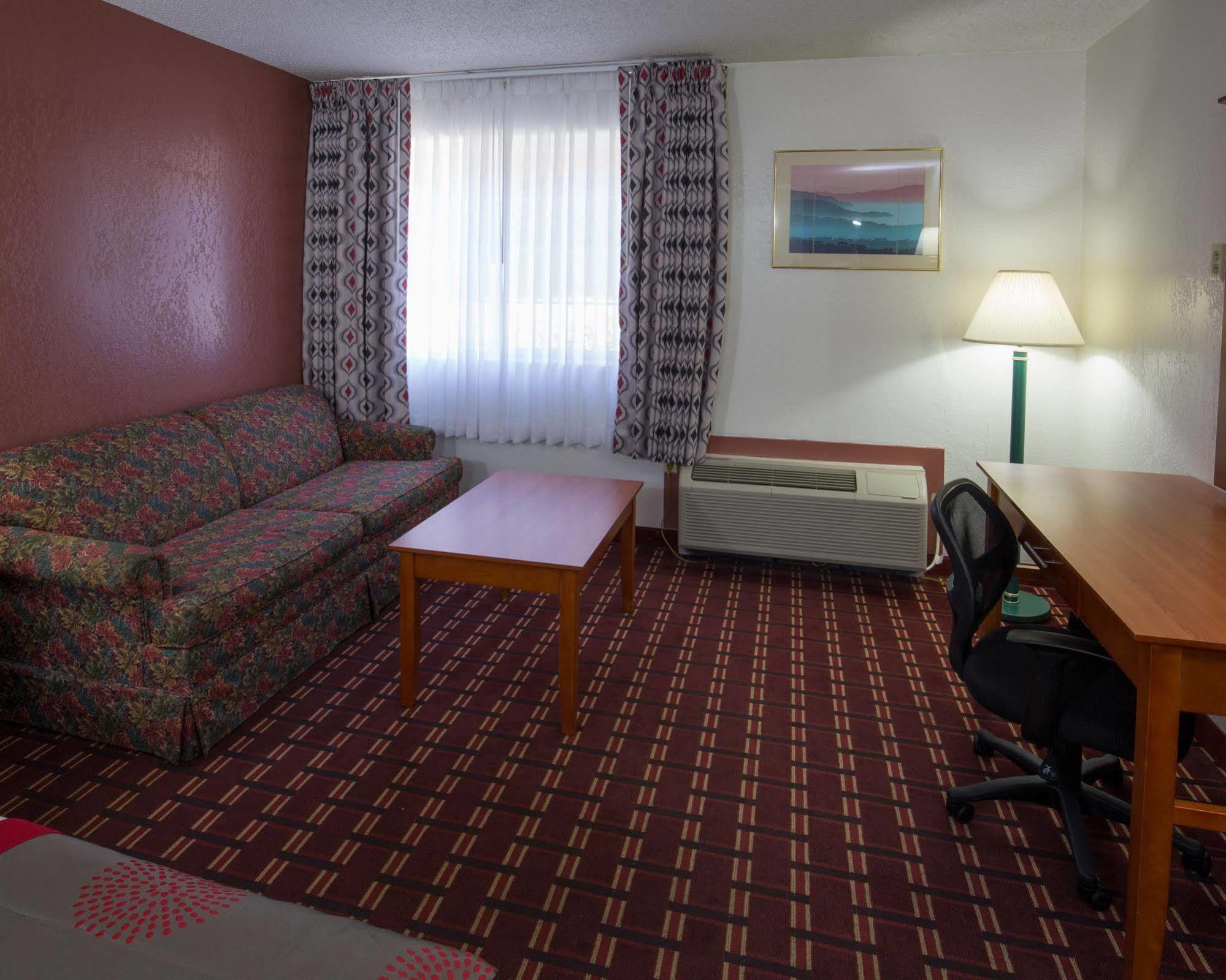 Ramada By Wyndham Medford Hotel & Conference Center Zewnętrze zdjęcie
