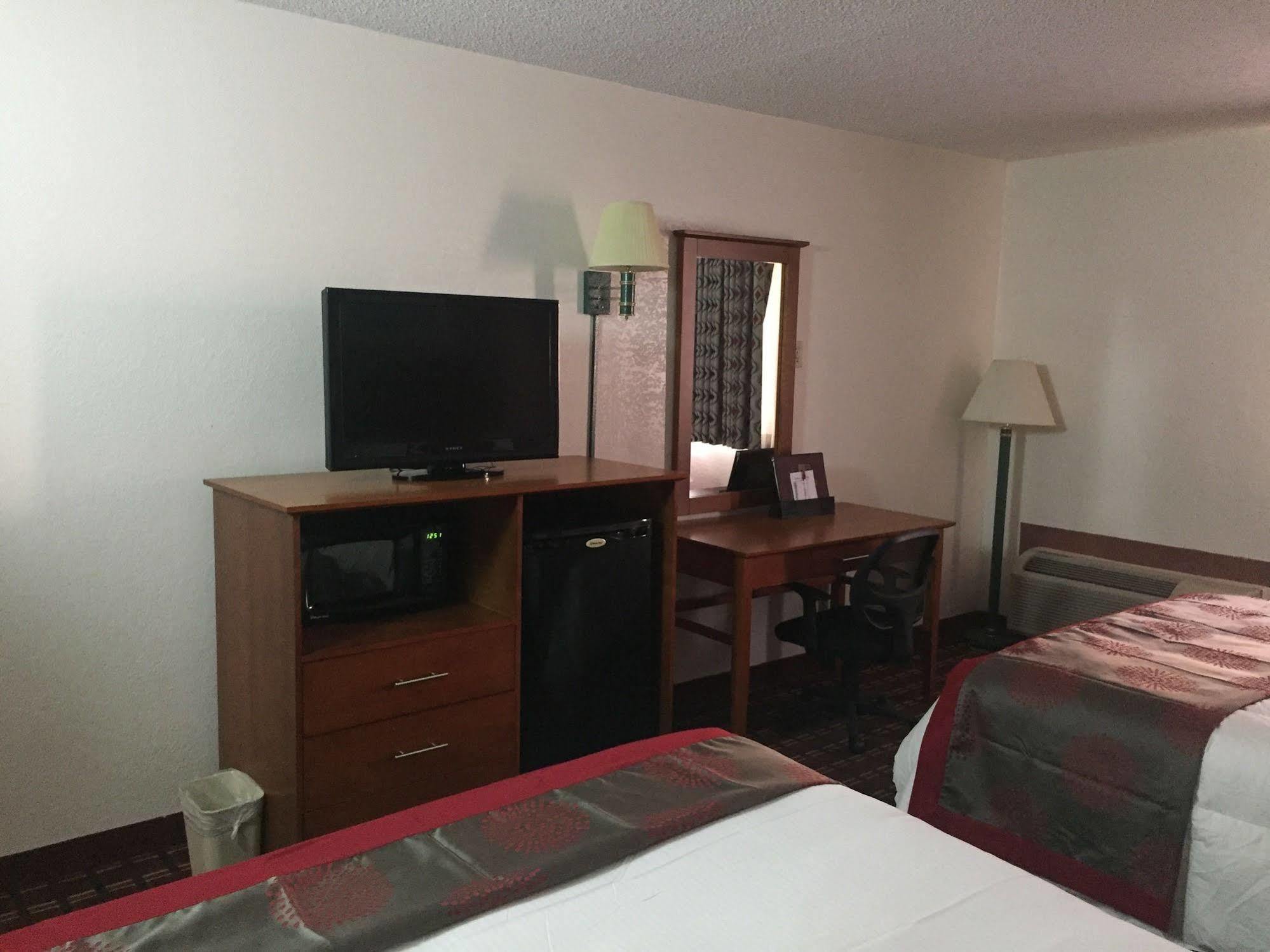 Ramada By Wyndham Medford Hotel & Conference Center Zewnętrze zdjęcie