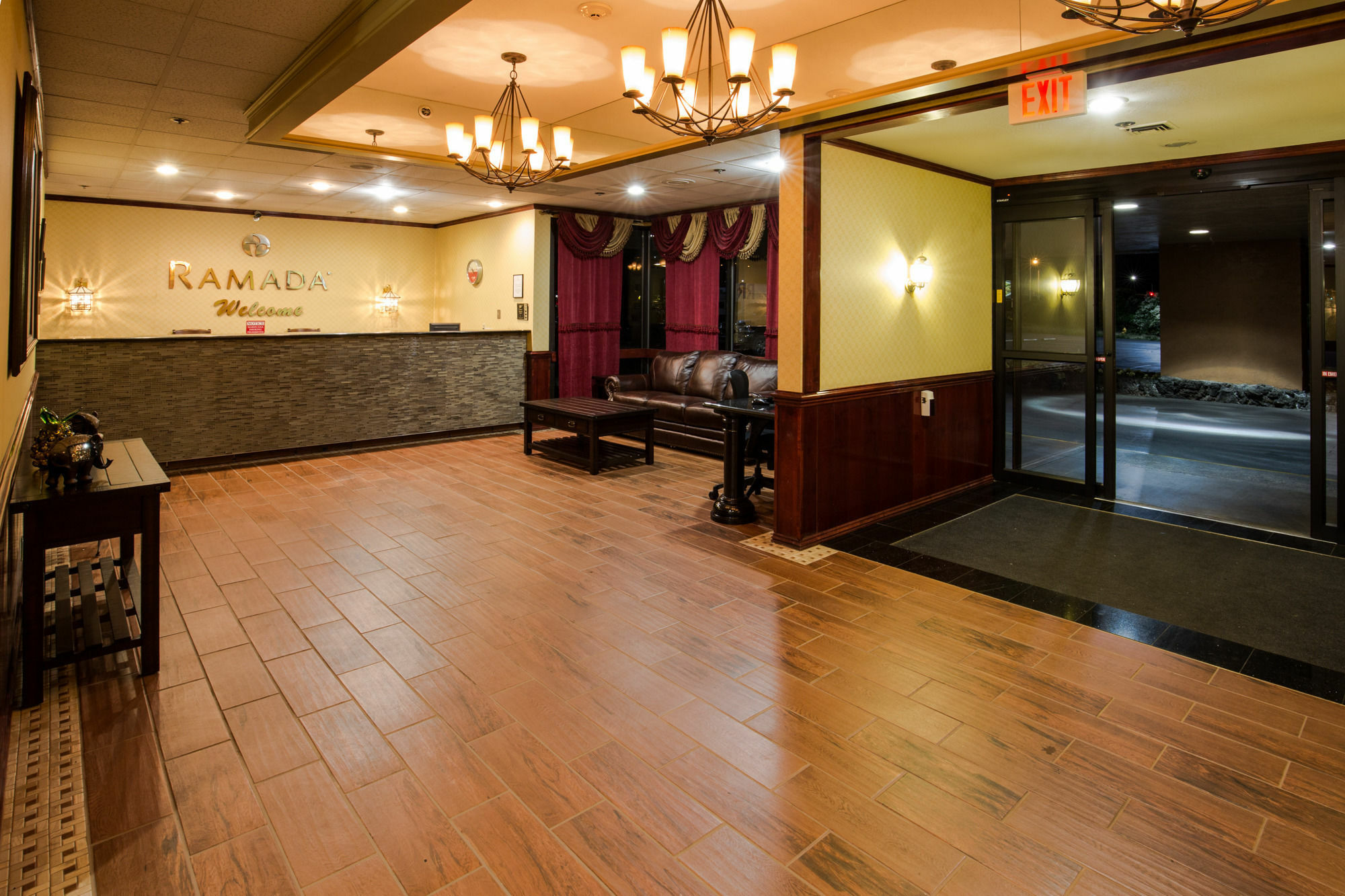 Ramada By Wyndham Medford Hotel & Conference Center Zewnętrze zdjęcie